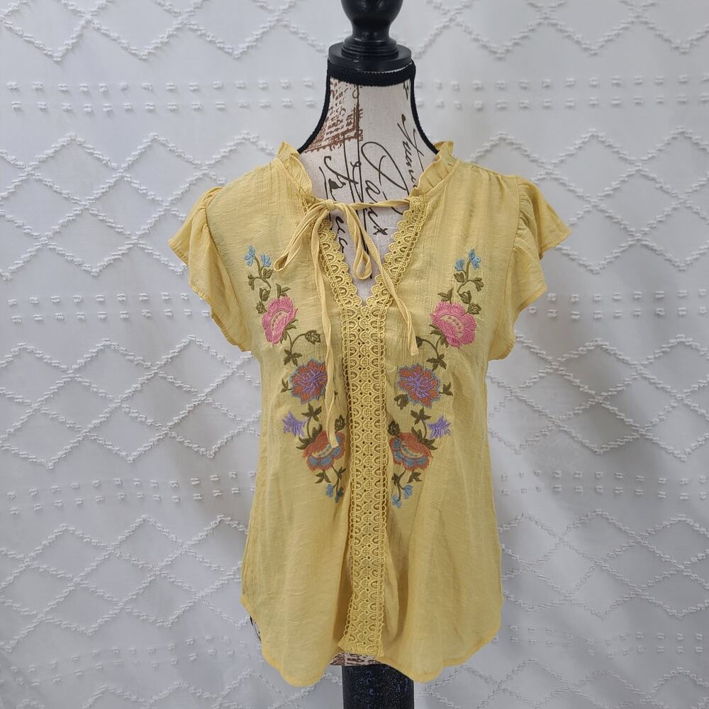 Mine butter yellow floral embroidered lace trim flutter sleeve Top SZ Small